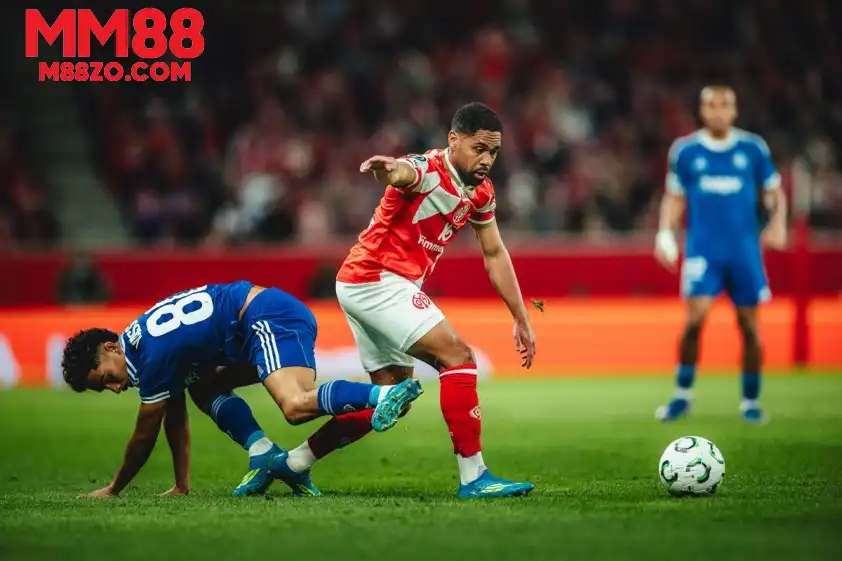 Strasbourg gặp bất lợi lớn trước sau thất bại ở lượt đi trước Mainz. (Ảnh: Internet)